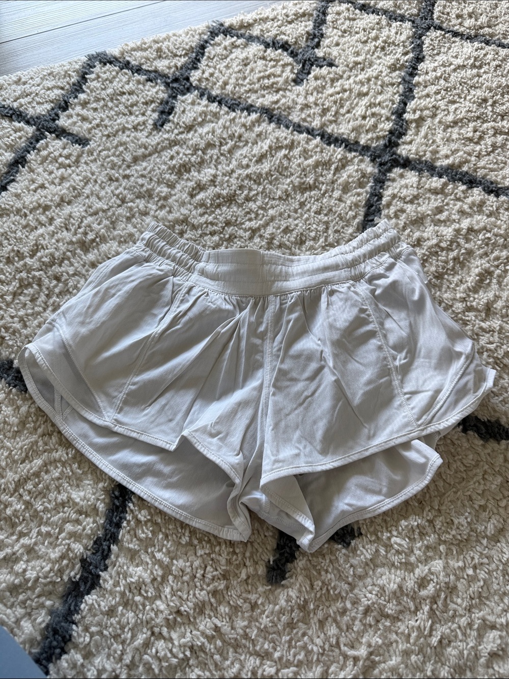 Lululemon Womens Hotty Hot 2.5 inch size 6 white shorts